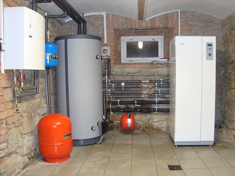 Монтаж системы отопления дома с помощью геотермального теплового насоса NIBE, бурение и монтаж